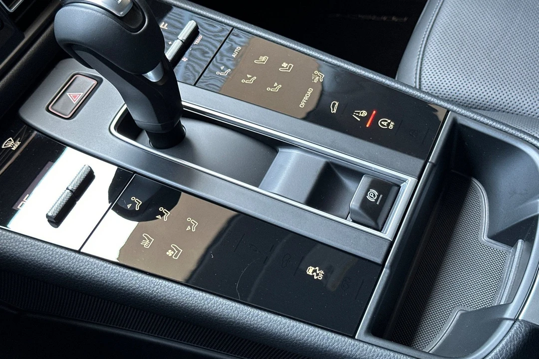 2026 Porsche Macan - Image 26 of 31