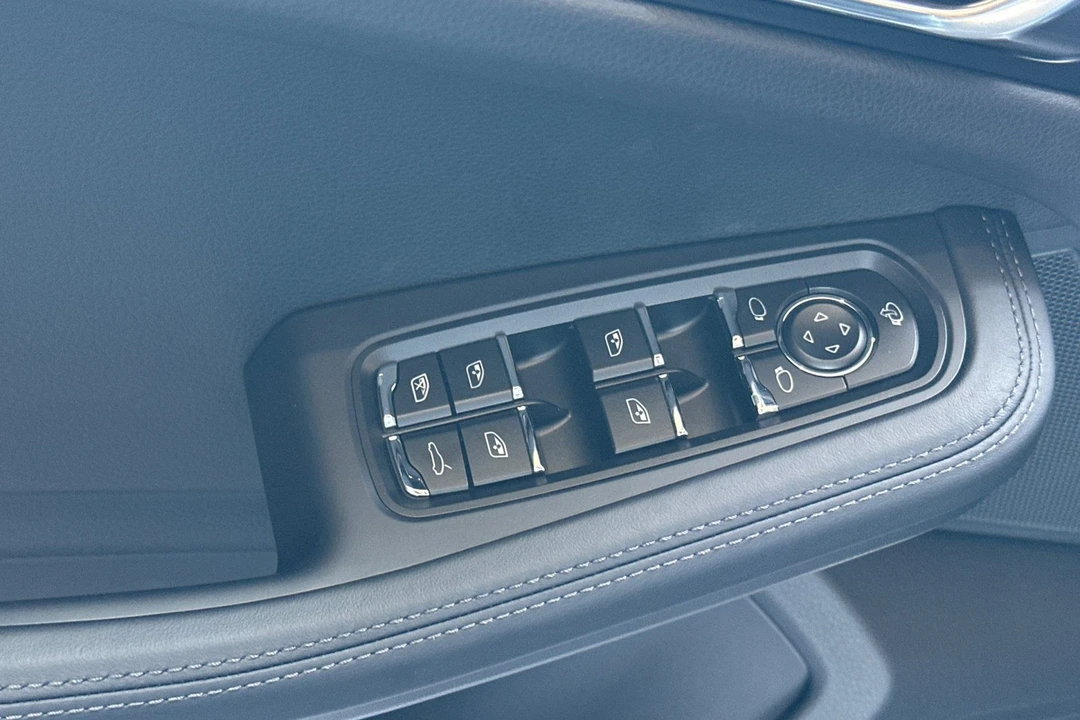 2026 Porsche Macan - Image 13 of 31