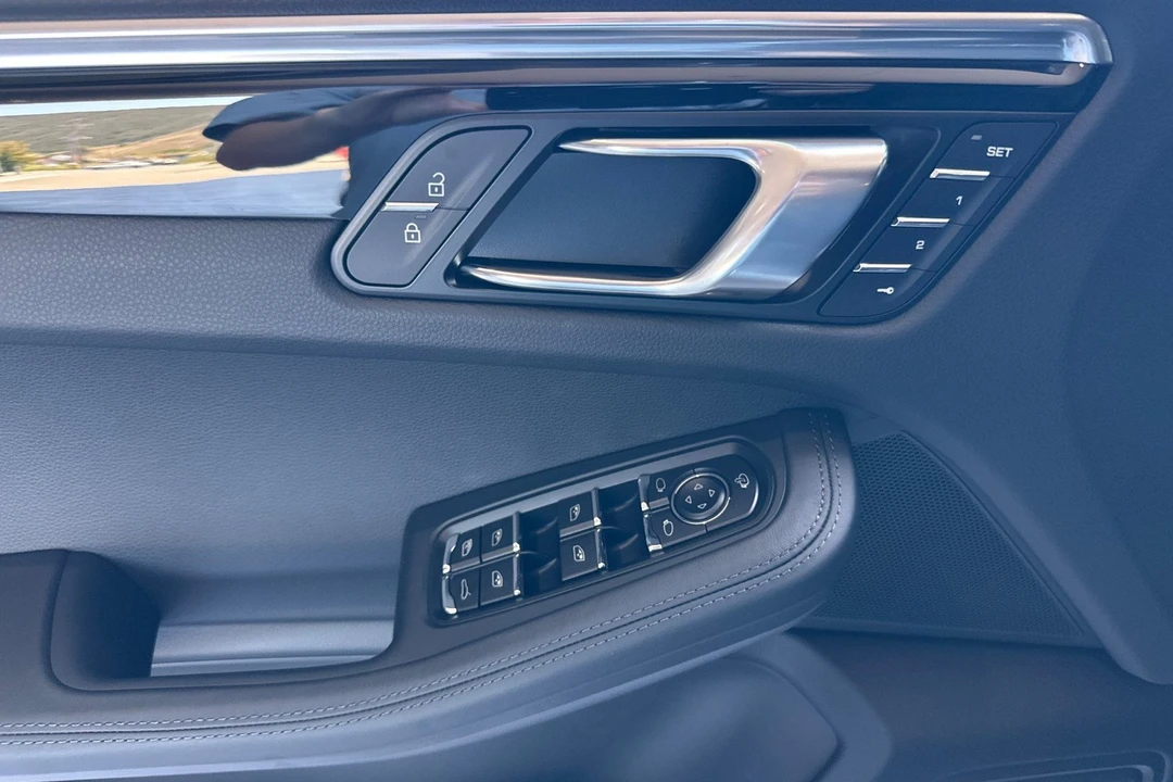 2026 Porsche Macan - Image 12 of 31