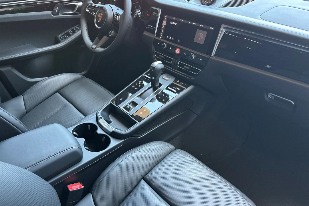 2026 Porsche Macan - Image 18 of 31