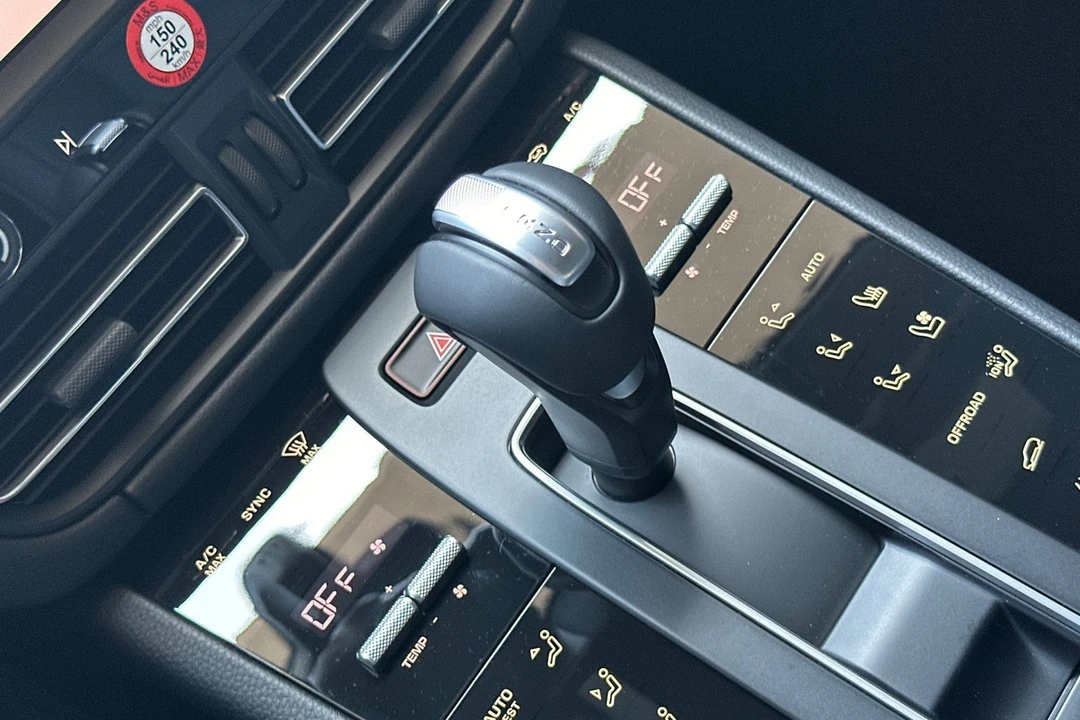 2026 Porsche Macan - Image 28 of 31