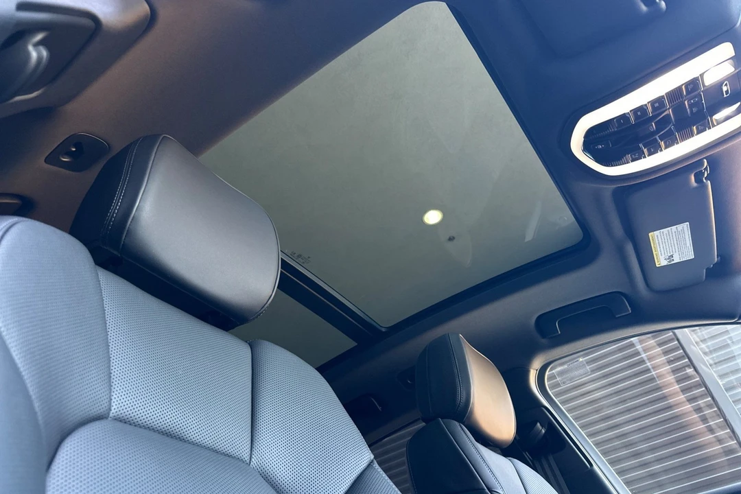 2026 Porsche Macan - Image 19 of 31