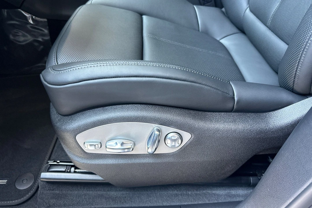 2026 Porsche Macan - Image 14 of 31
