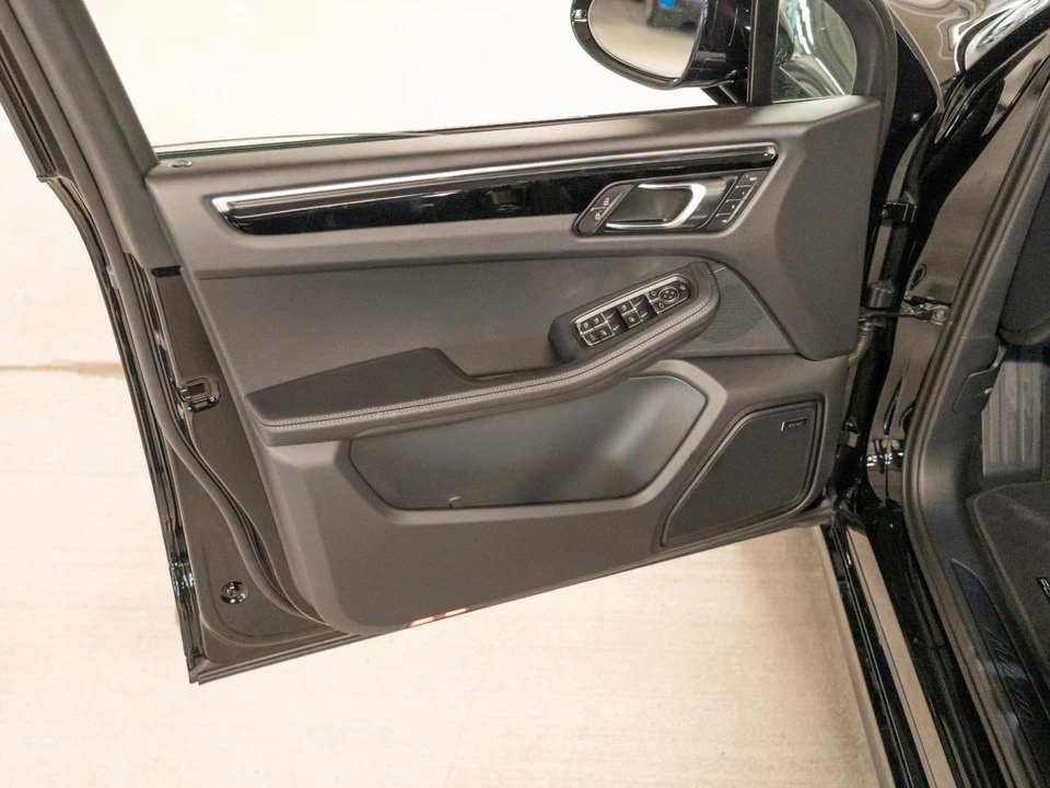 2026 Porsche Macan Electric - Image 15 of 27