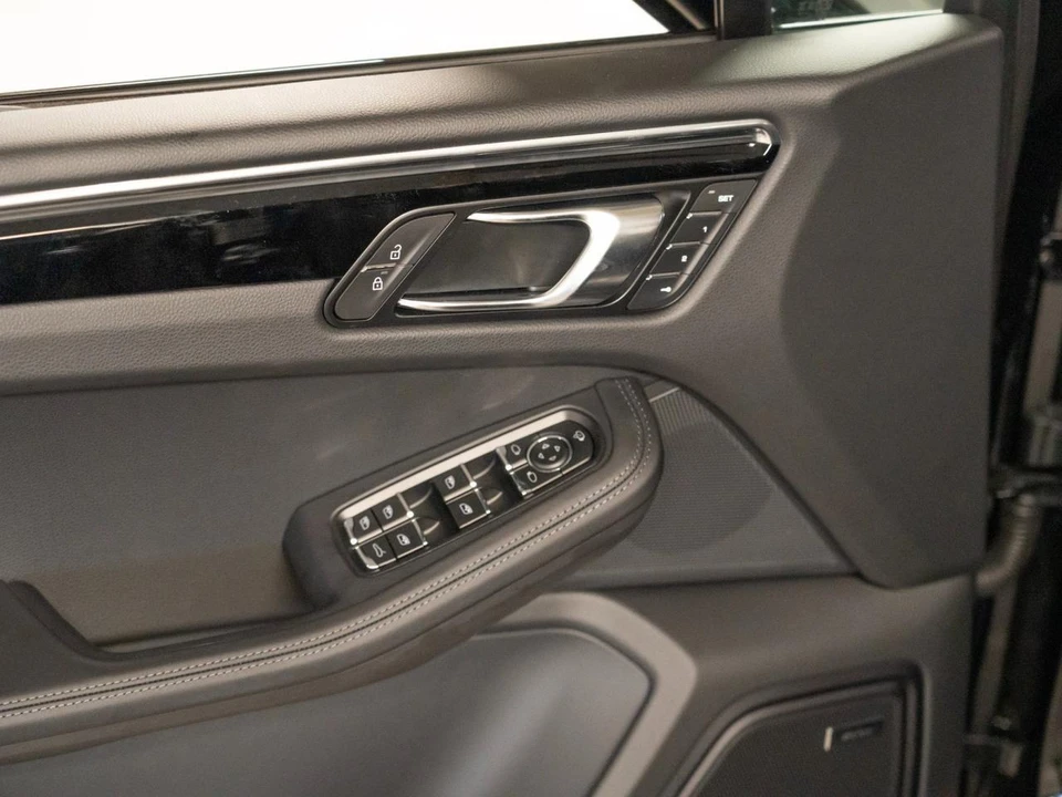 2026 Porsche Macan Electric - Image 16 of 27