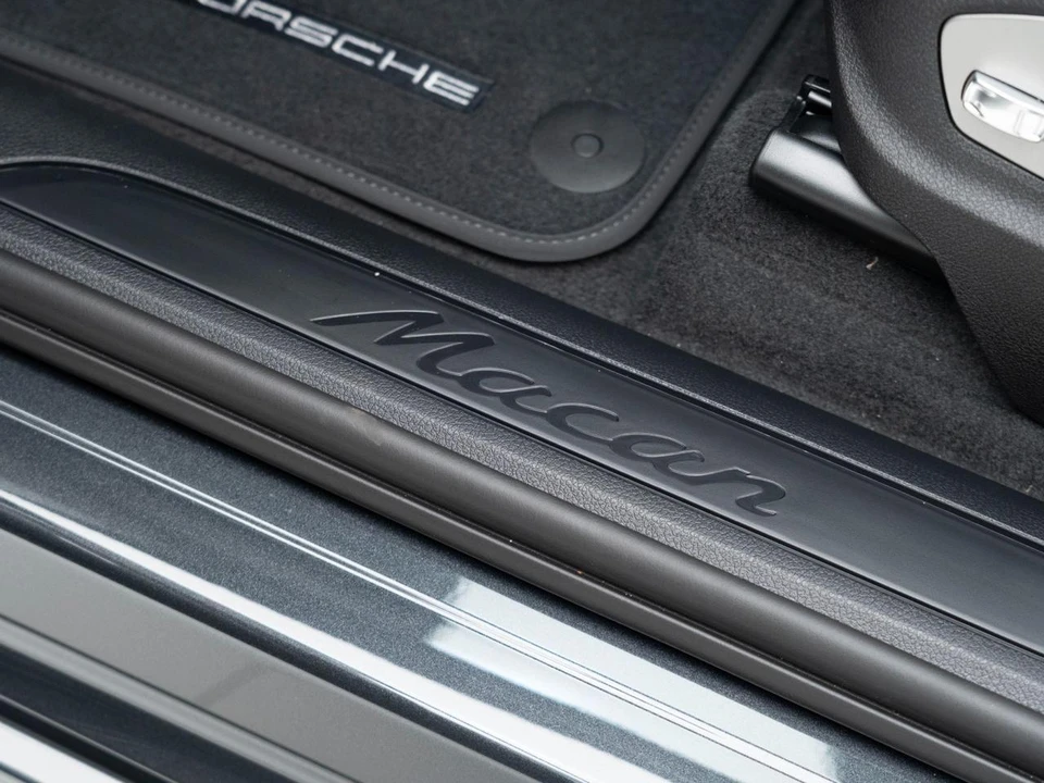 2026 Porsche Macan Electric - Image 14 of 31