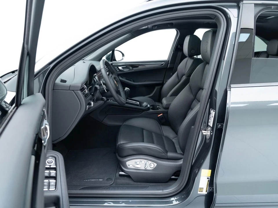 2026 Porsche Macan Electric - Image 17 of 31