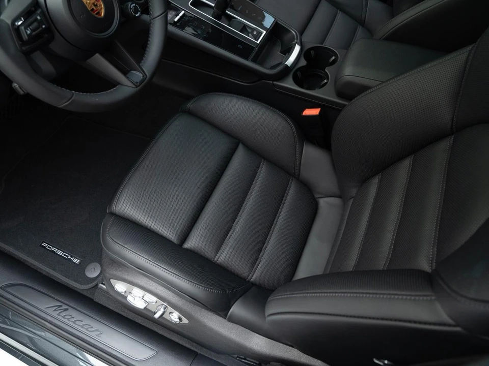2026 Porsche Macan Electric - Image 16 of 31