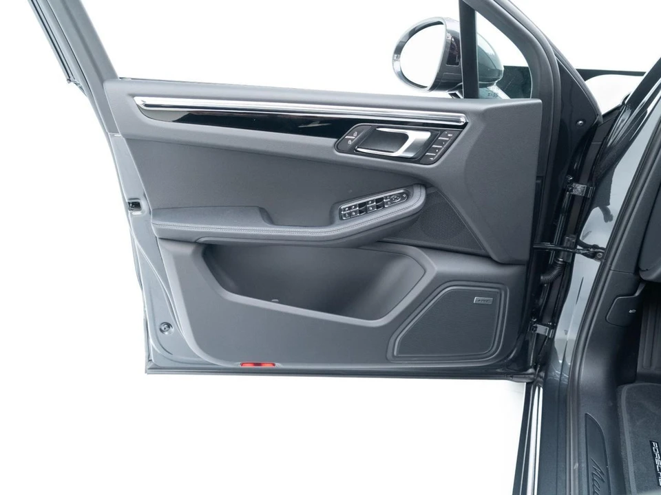 2026 Porsche Macan Electric - Image 20 of 31