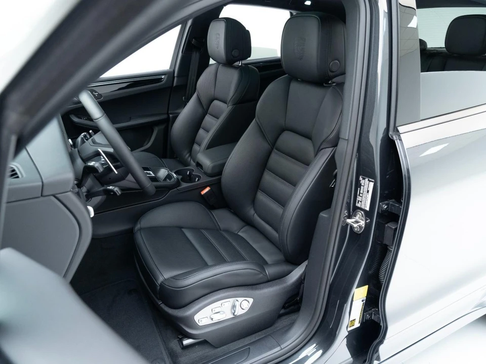 2026 Porsche Macan Electric - Image 5 of 31