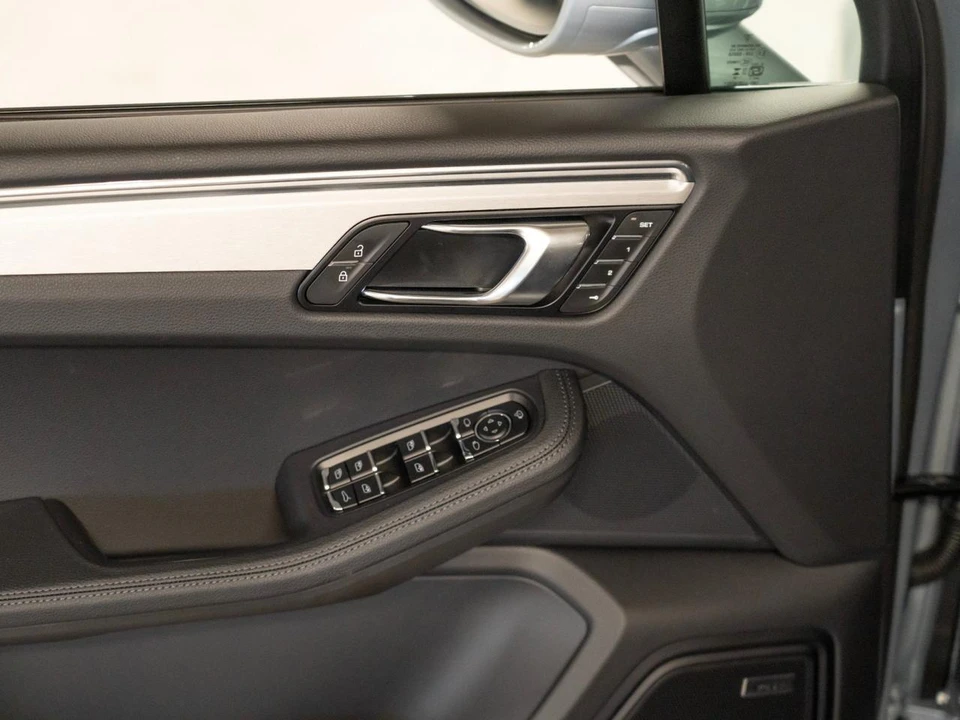 2026 Porsche Macan Electric - Image 17 of 28