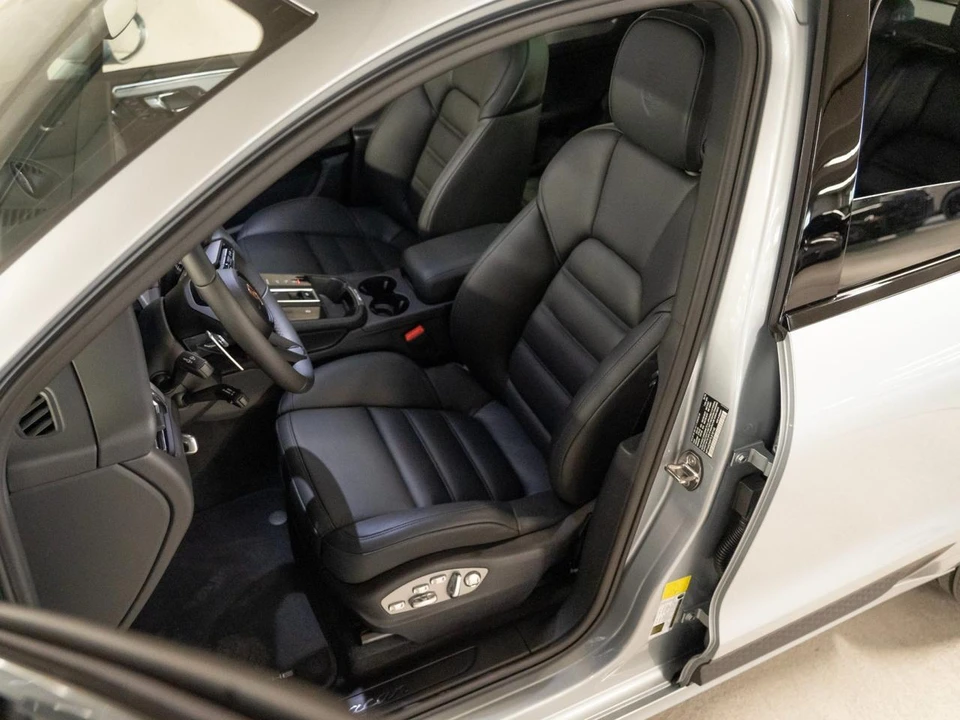 2026 Porsche Macan Electric - Image 5 of 28