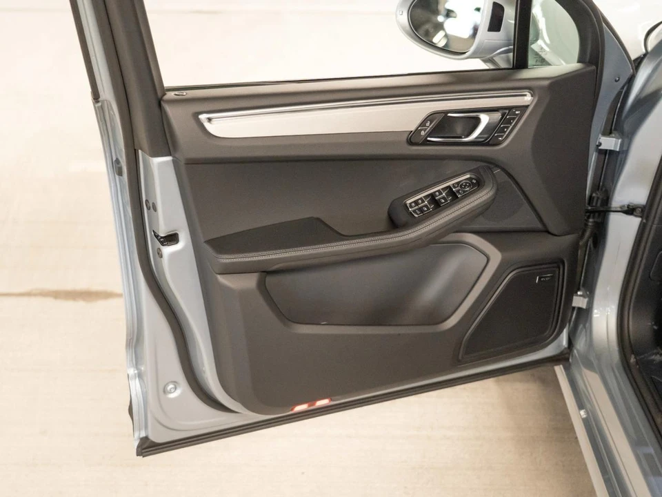 2026 Porsche Macan Electric - Image 16 of 28