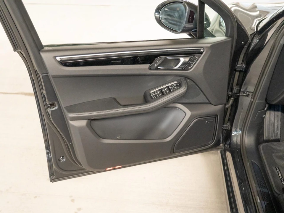 2026 Porsche Macan Electric - Image 16 of 29