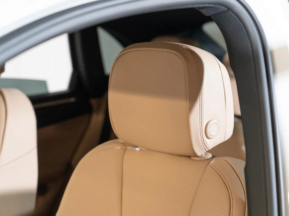 2026 Porsche Macan Electric - Image 14 of 26