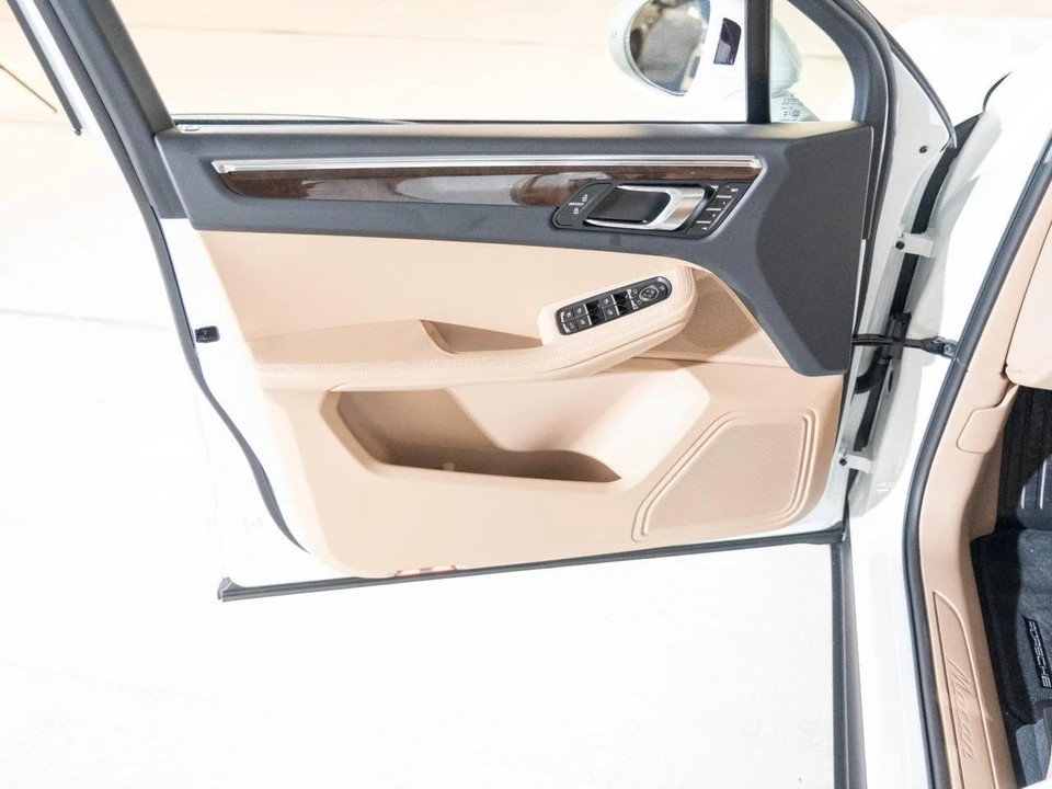 2026 Porsche Macan Electric - Image 17 of 26