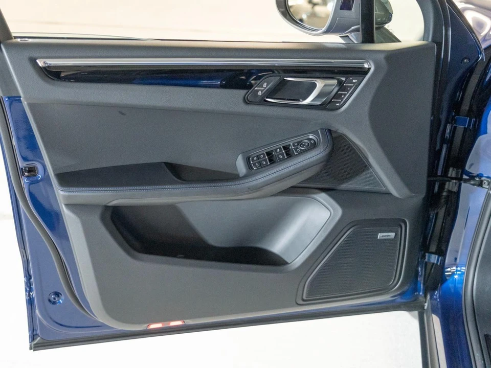 2026 Porsche Macan Electric - Image 17 of 28