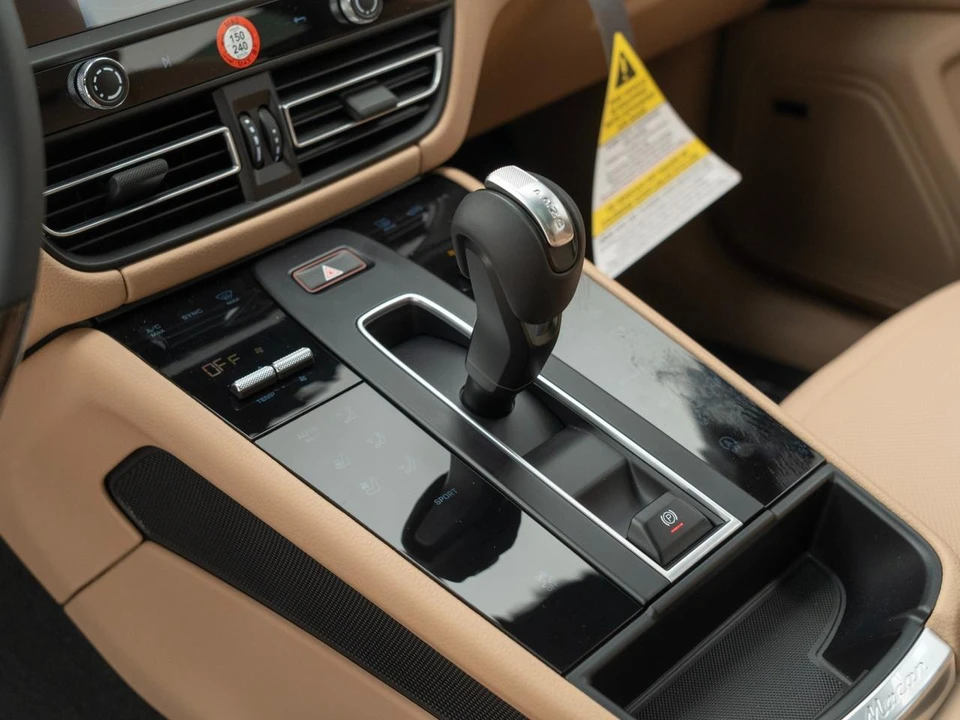 2026 Porsche Macan Electric - Image 25 of 28