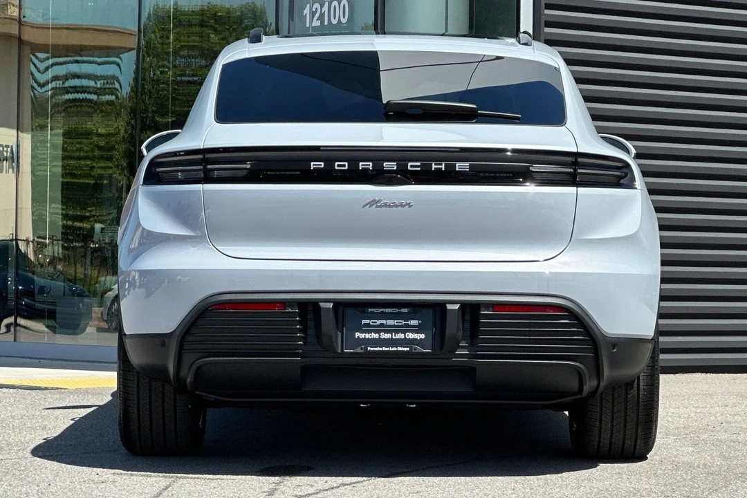 2026 Porsche Macan - Image 7 of 31