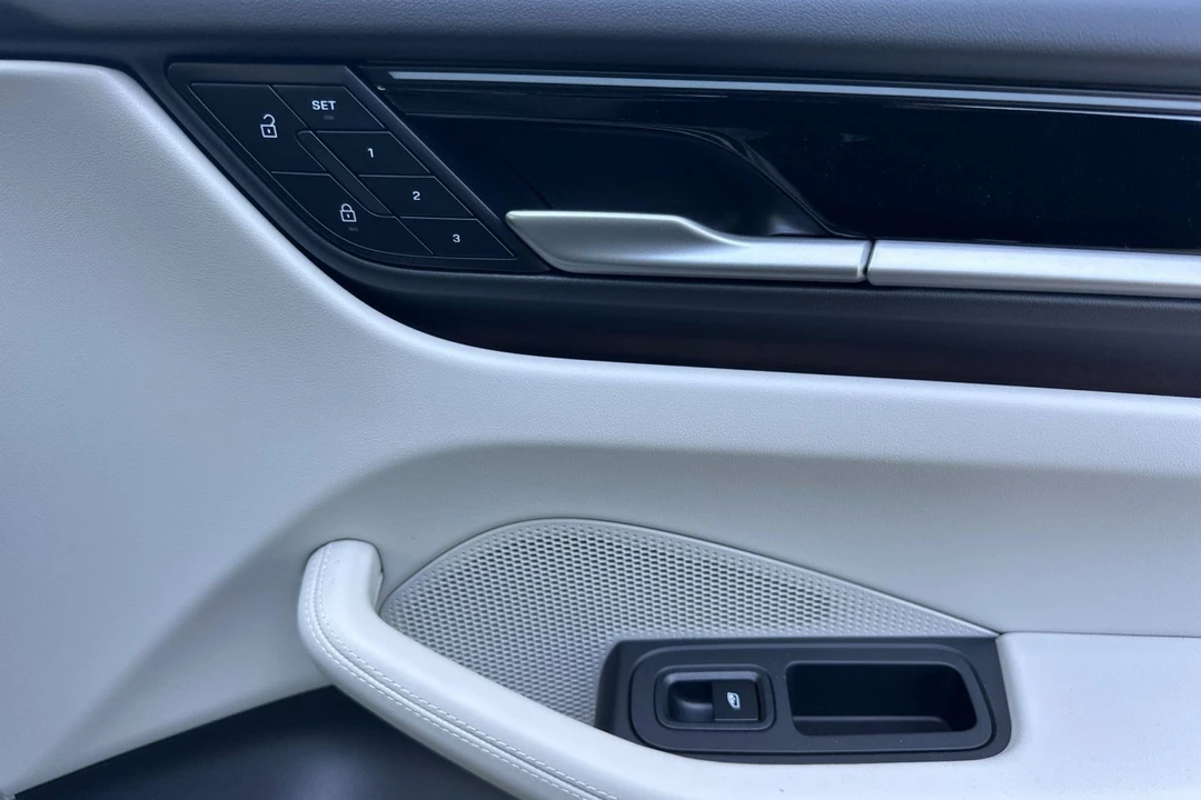 2026 Porsche Macan - Image 20 of 31