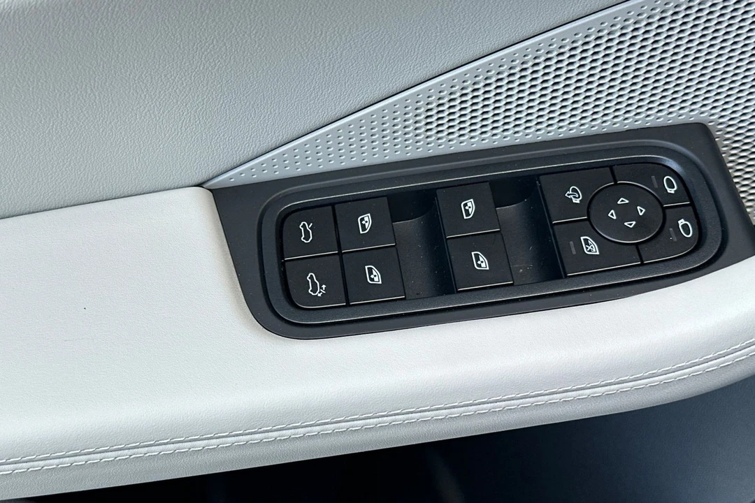 2026 Porsche Macan - Image 13 of 31