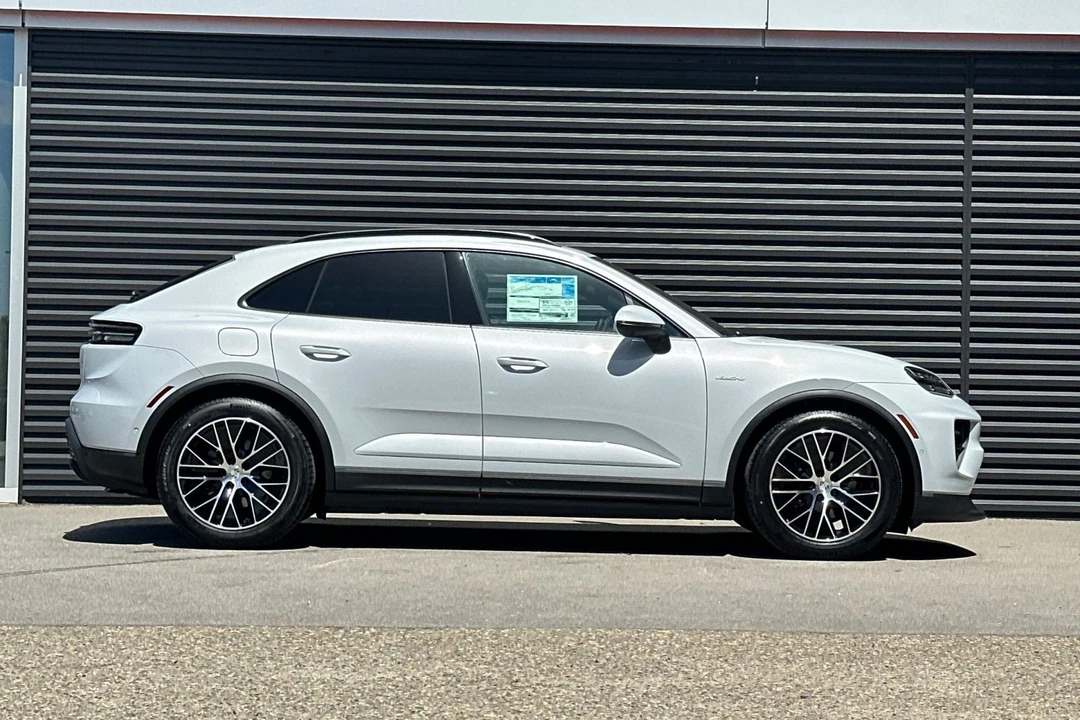 2026 Porsche Macan - Image 9 of 31