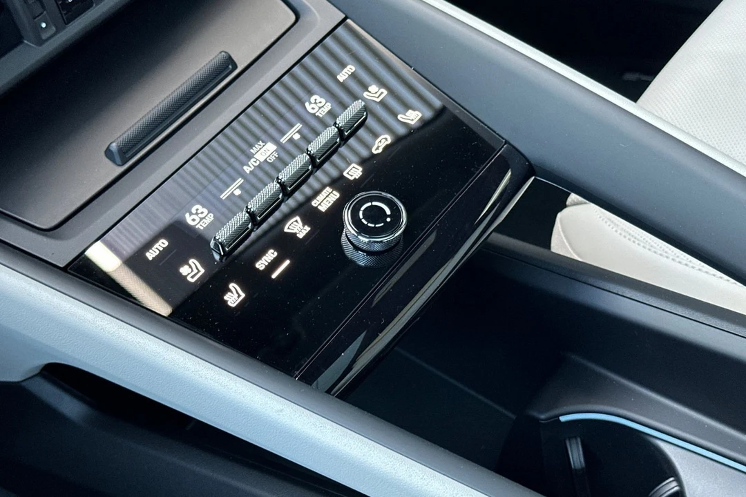 2026 Porsche Macan - Image 26 of 31