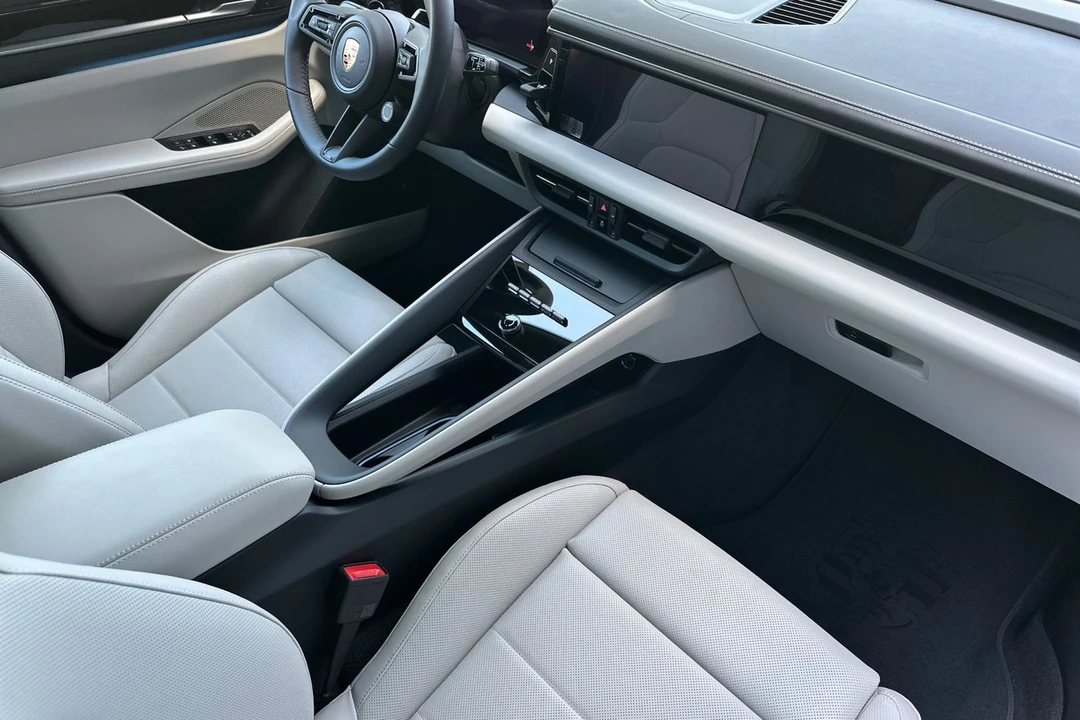 2026 Porsche Macan - Image 18 of 31