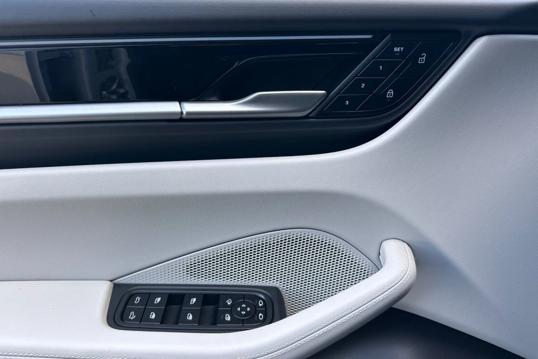 2026 Porsche Macan - Image 12 of 31
