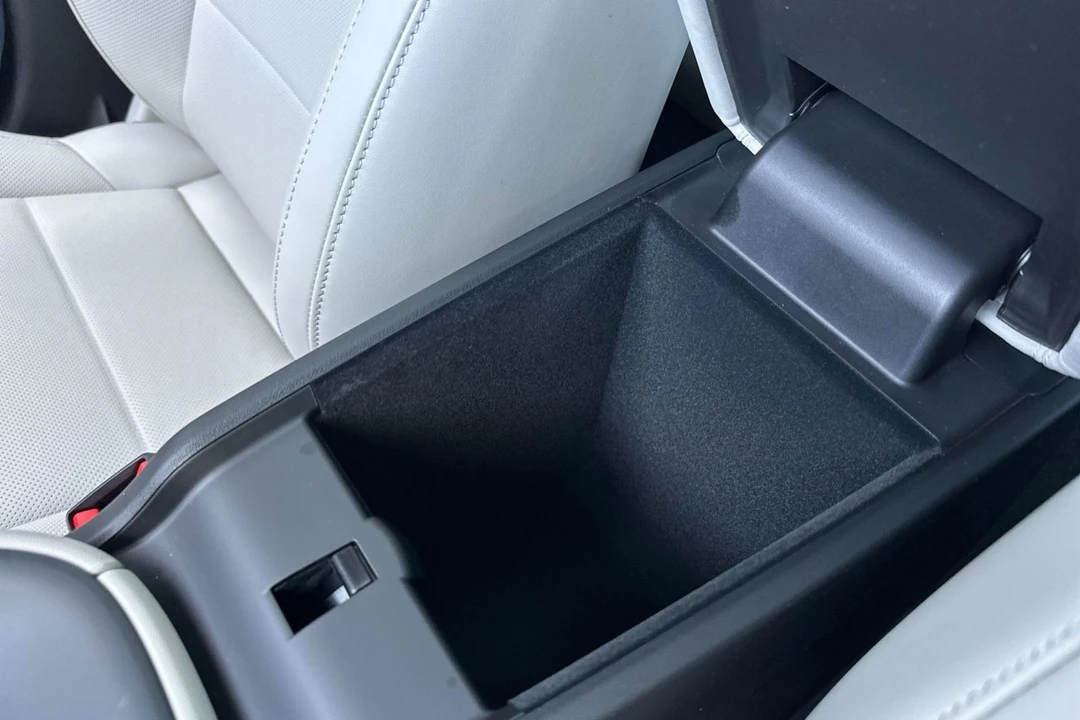 2026 Porsche Macan - Image 27 of 31