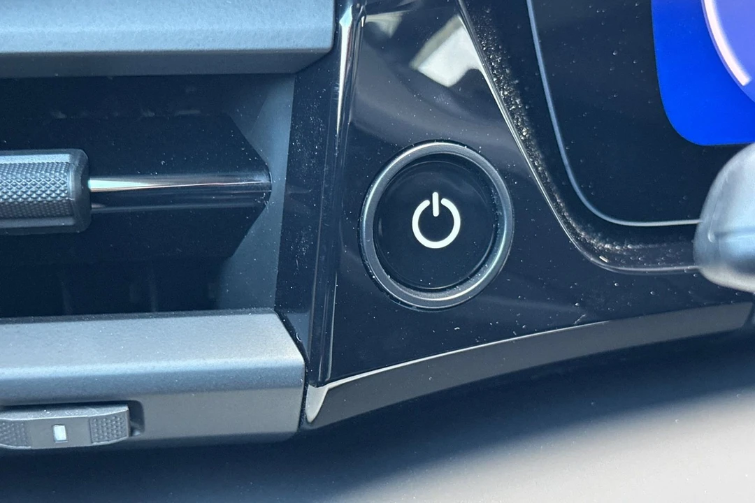 2026 Porsche Macan - Image 29 of 31