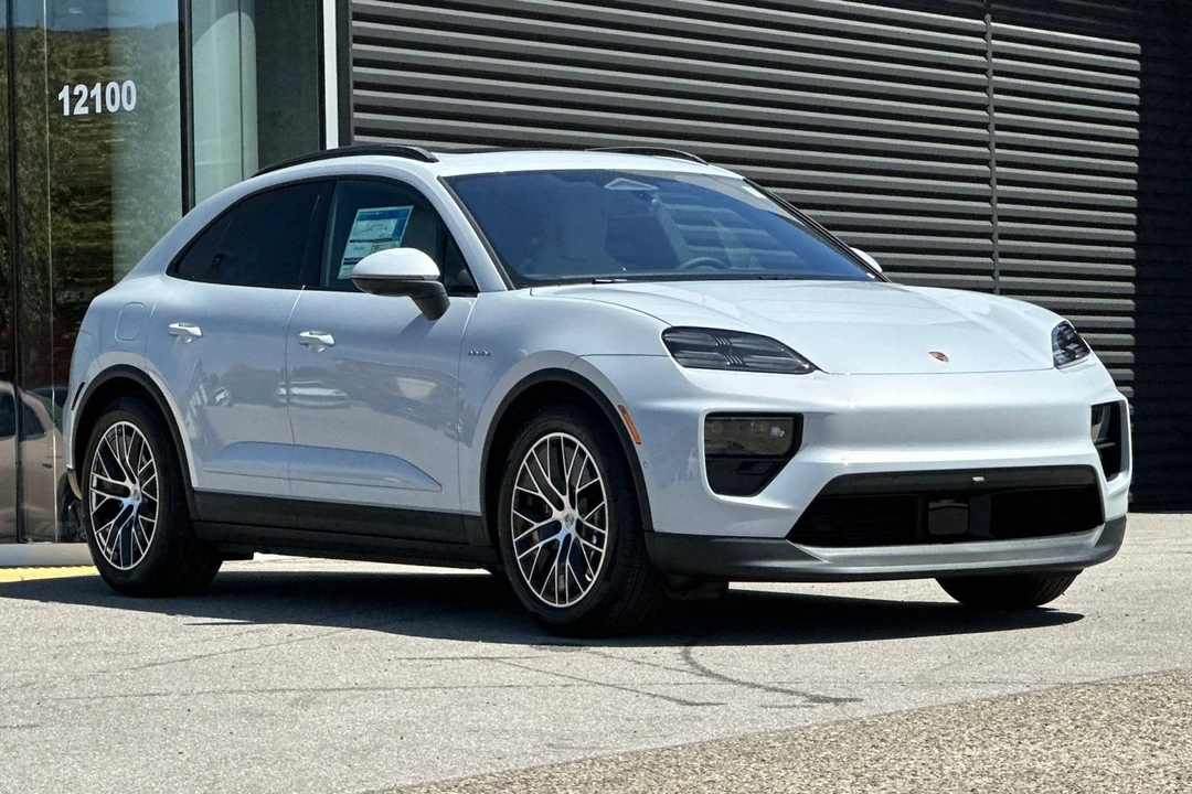 2026 Porsche Macan - Image 10 of 31