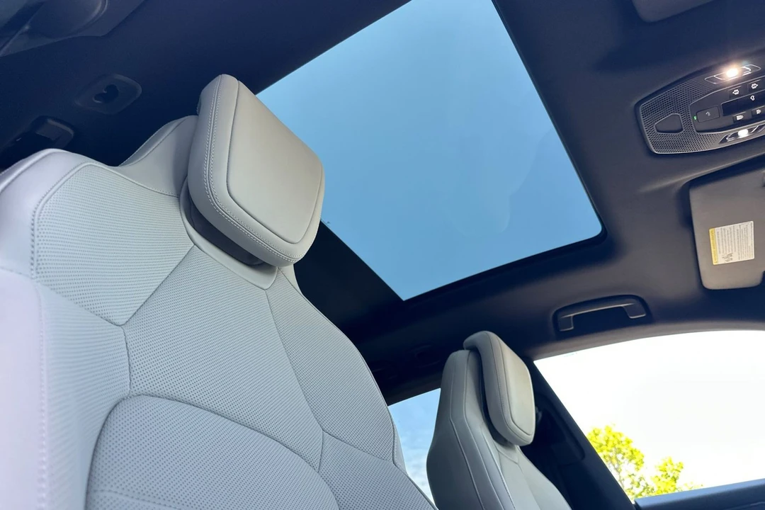 2026 Porsche Macan - Image 19 of 31