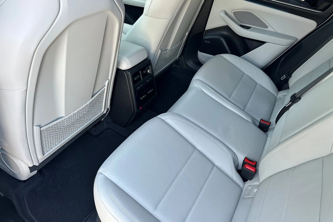 2026 Porsche Macan - Image 15 of 31