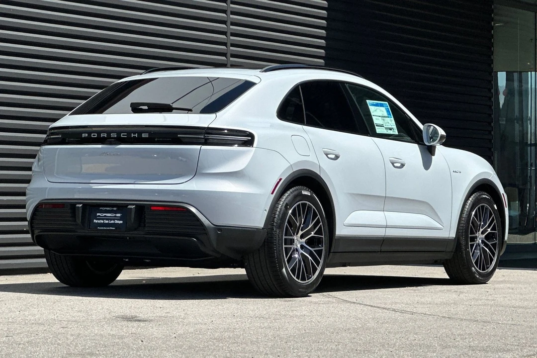 2026 Porsche Macan - Image 8 of 31