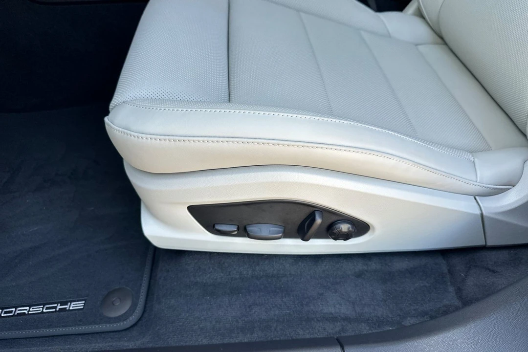 2026 Porsche Macan - Image 14 of 31