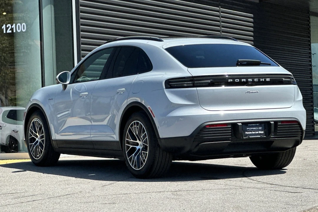 2026 Porsche Macan - Image 3 of 31