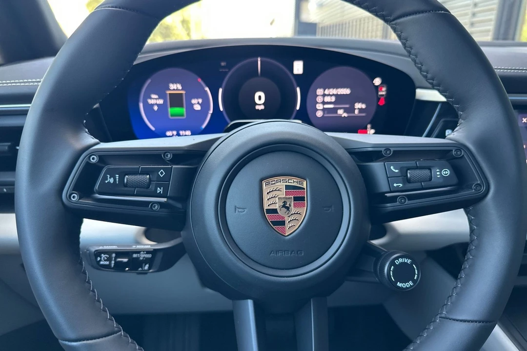 2026 Porsche Macan - Image 30 of 31