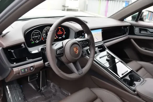 2026 Porsche 976 Panamera - Image 4 of 4