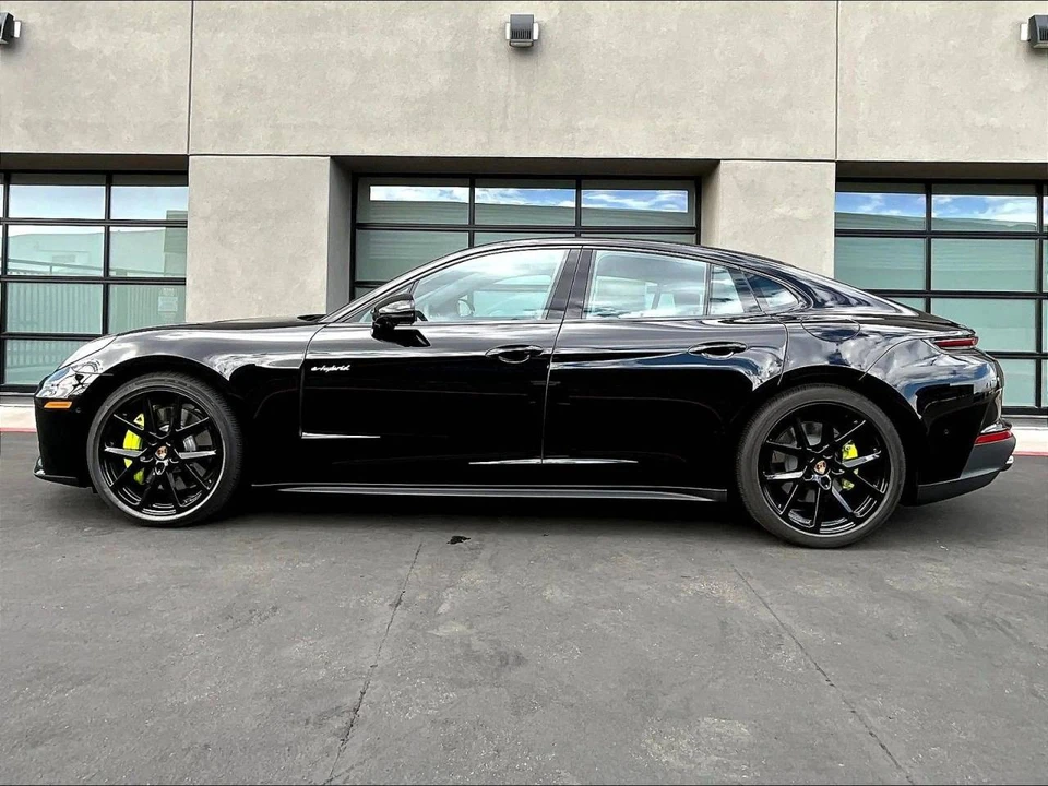 2026 Porsche 976 Panamera - Image 2 of 4