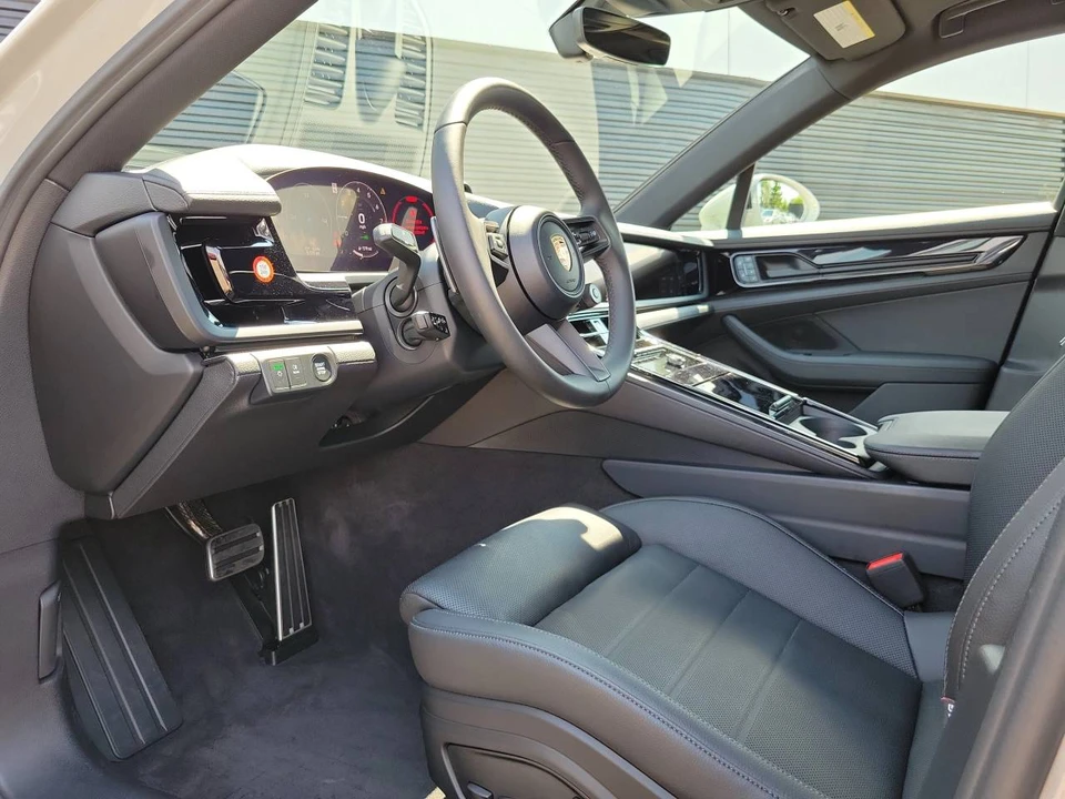 2026 Porsche 976 Panamera - Image 4 of 5