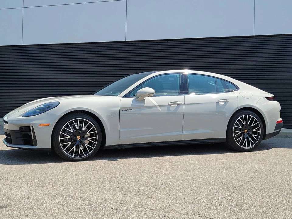 2026 Porsche 976 Panamera - Image 2 of 5
