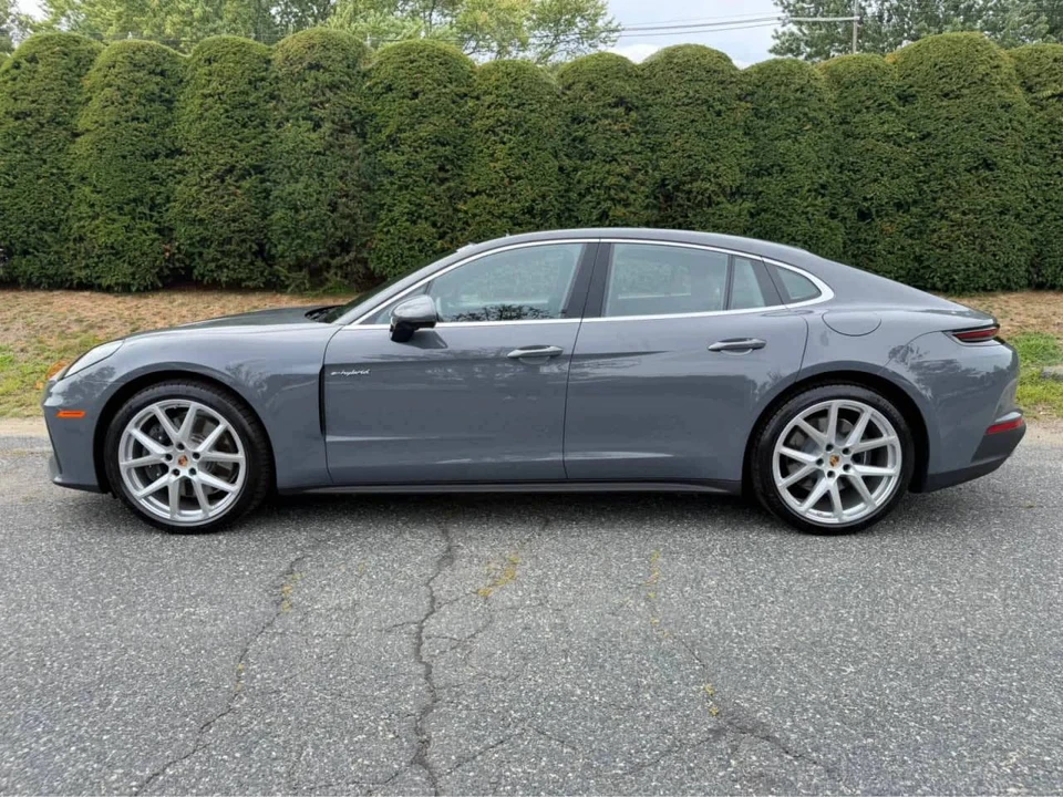 2026 Porsche 976 Panamera - Image 2 of 4