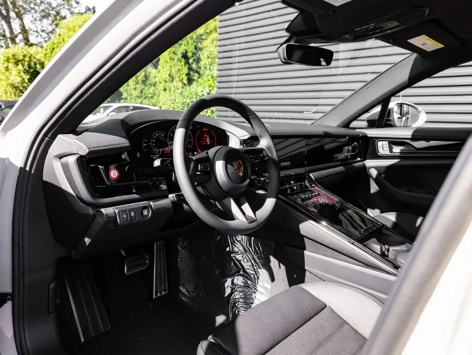2026 Porsche 976 Panamera - Image 4 of 10