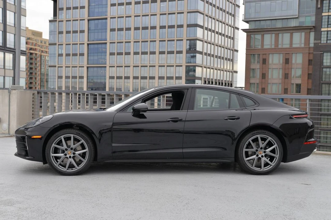 2026 Porsche 976 Panamera - Image 2 of 5