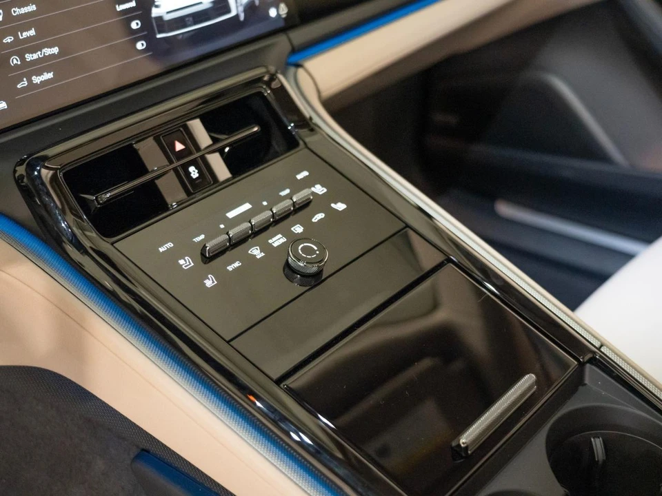 2026 Porsche 976 Panamera - Image 21 of 28