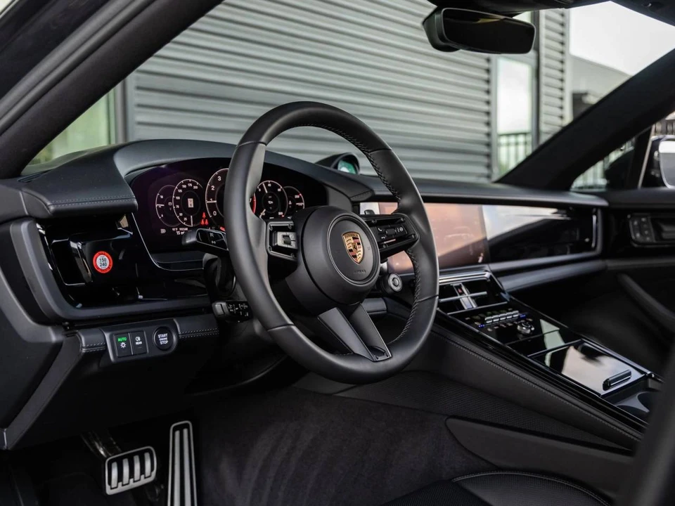 2026 Porsche 976 Panamera - Image 4 of 5