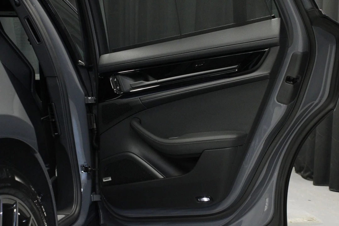 2026 Porsche 976 Panamera - Image 15 of 31