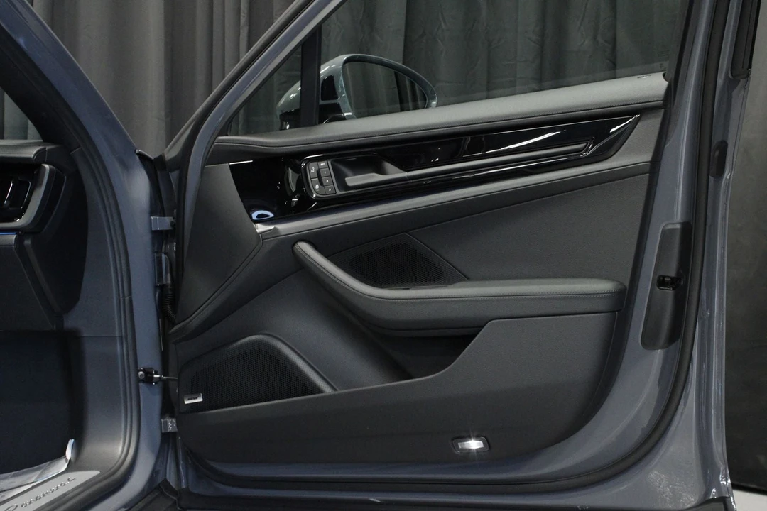 2026 Porsche 976 Panamera - Image 16 of 31