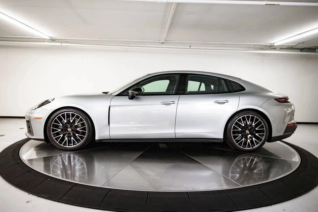 2026 Porsche 976 Panamera - Image 2 of 4